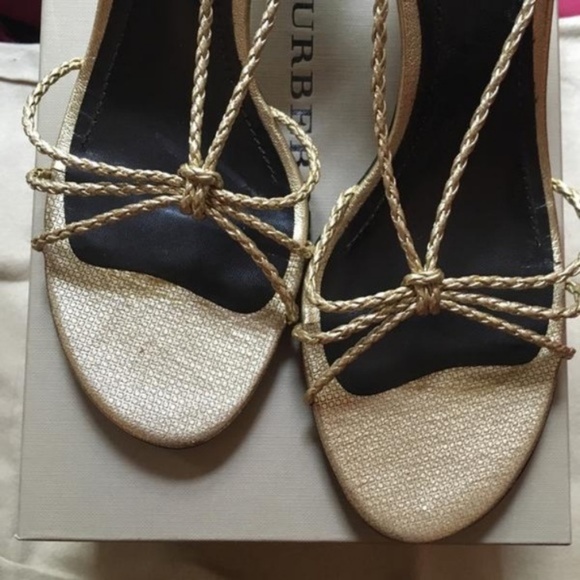 🆕🎁 NWT Burberry strappy gold leather sandals 10 - Picture 2 of 8